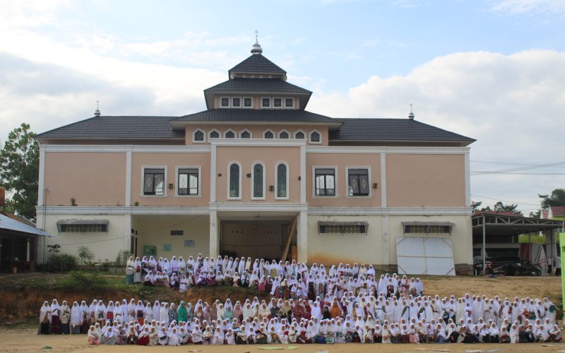 Foto Bersama setelah sholat Idul Adha 1443 H