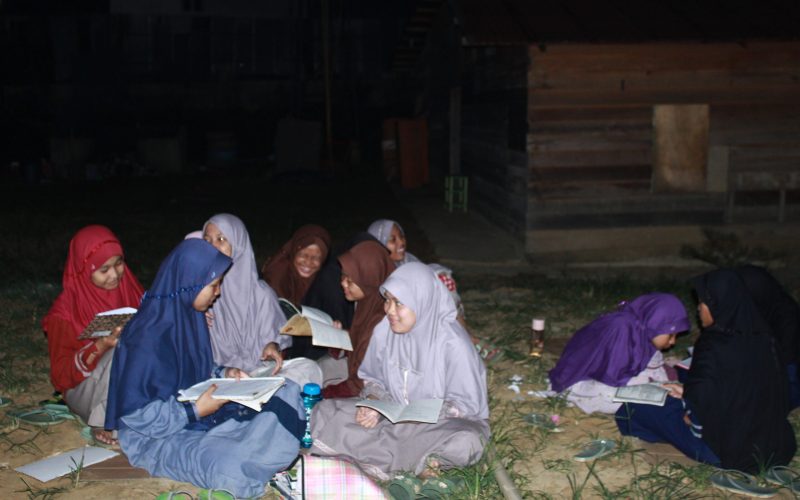 Suasana belajar malam menjelang ujian